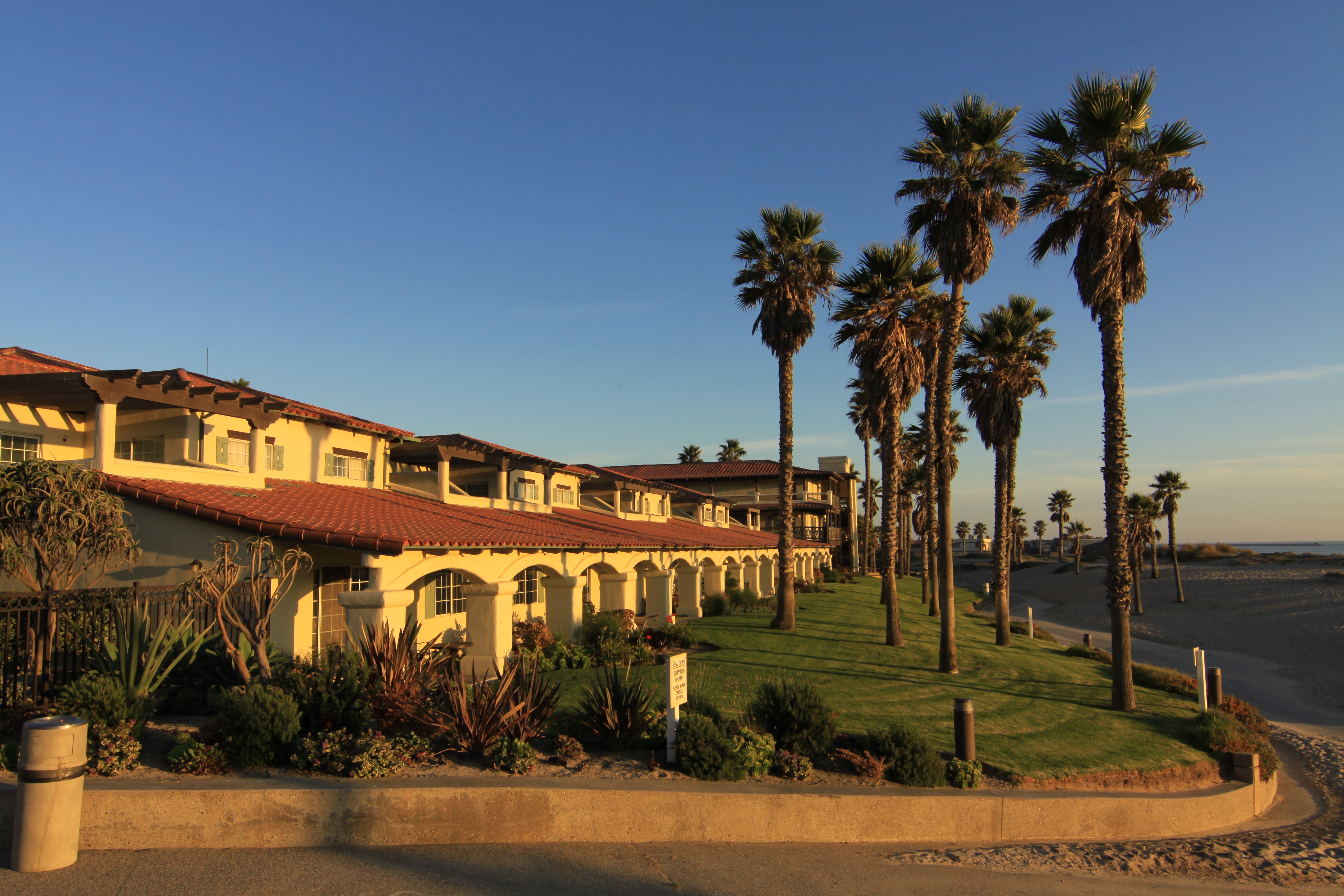Embassy Suites Mandalay Beach Resort - Gallery Image