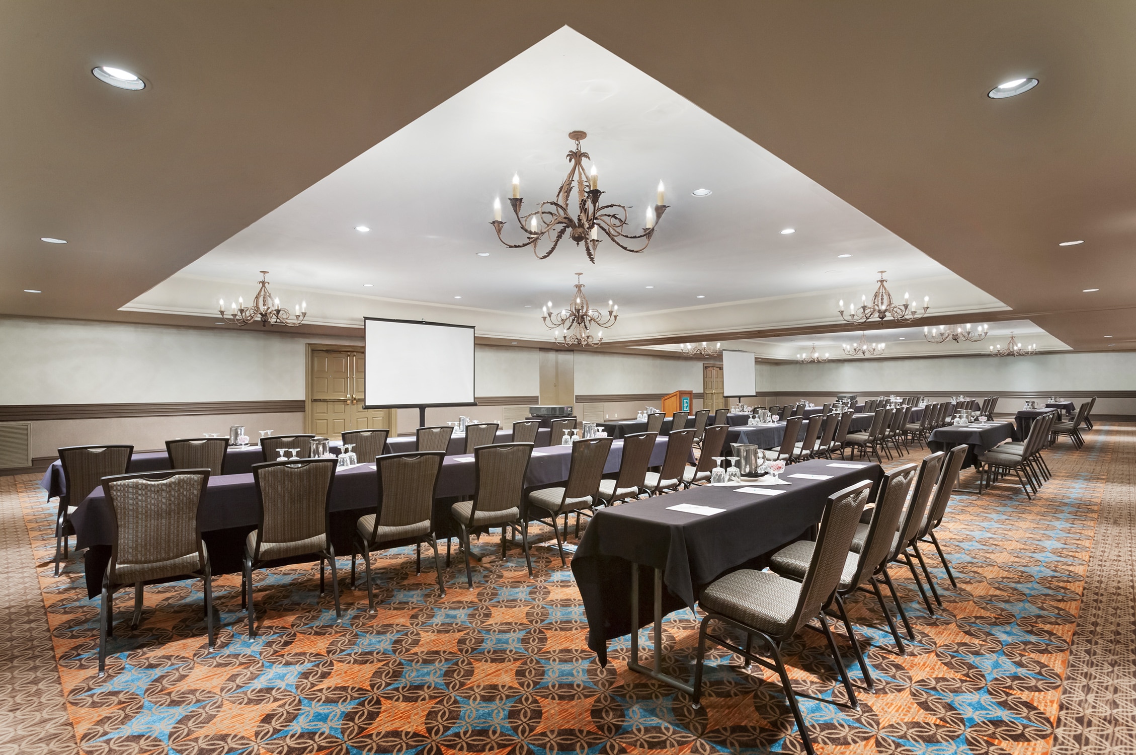Embassy Suites Mandalay Beach Resort - Gallery Image