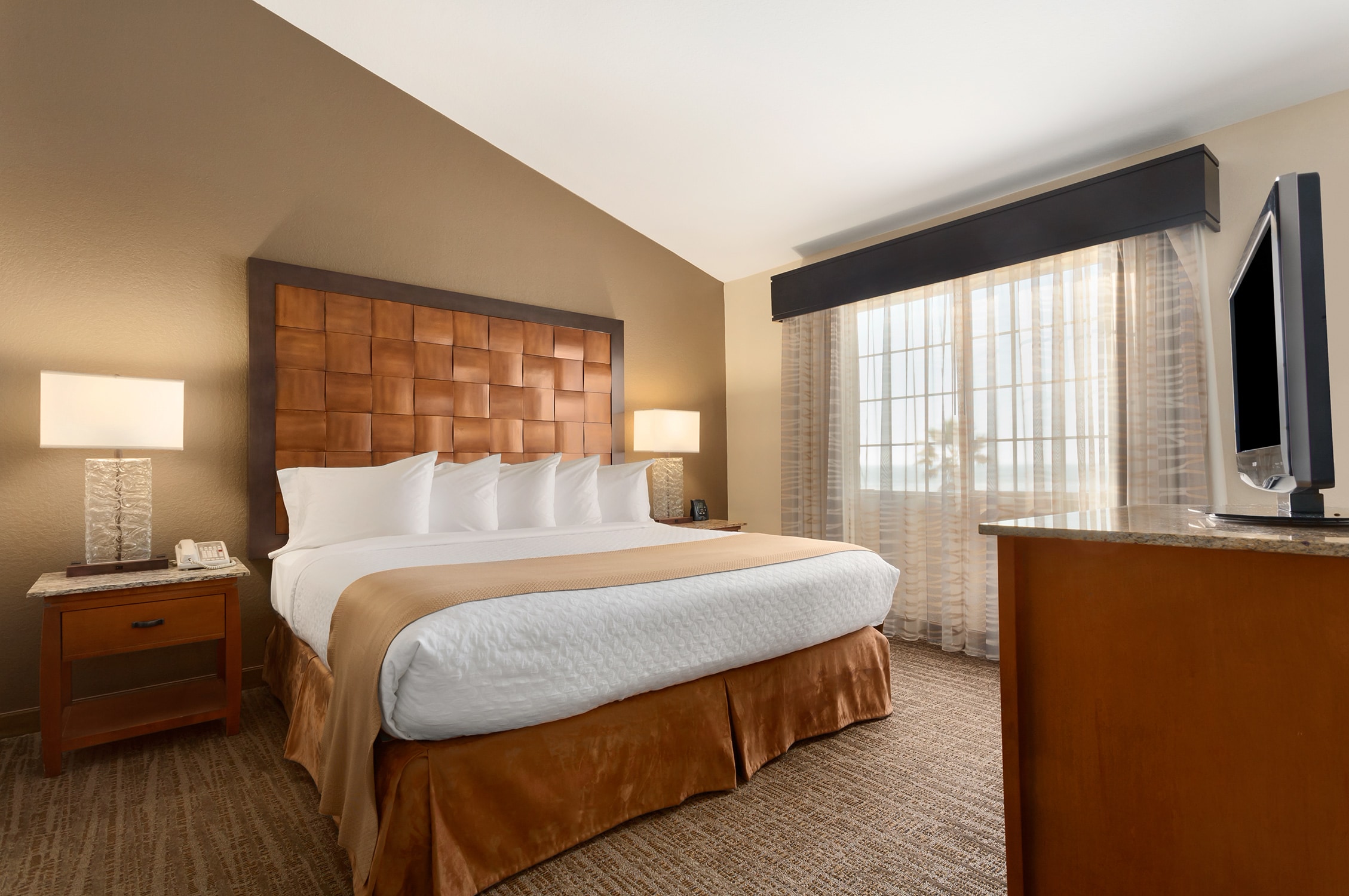 Embassy Suites Mandalay Beach Resort - Gallery Image
