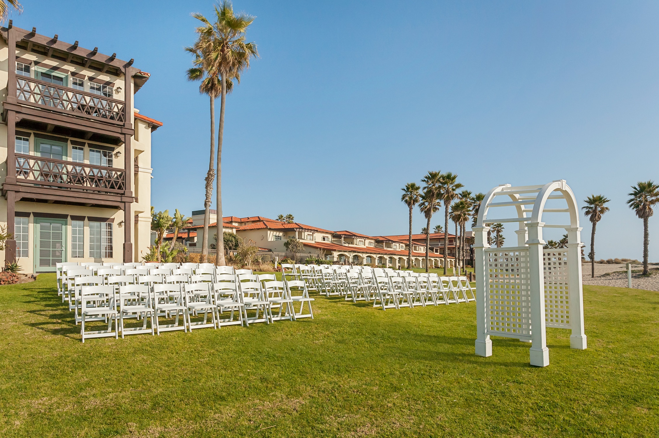 Embassy Suites Mandalay Beach Resort - Gallery Image